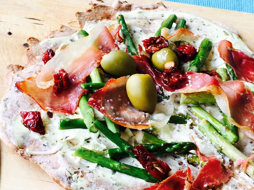 Flammkuchen mit grünem Spargel vom&nbsp;Grill