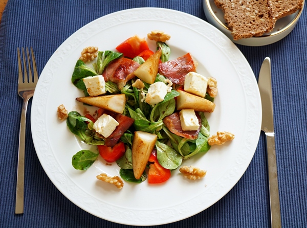 Salat mit gebratener Birne, Schinkenspeck, Schafskäse