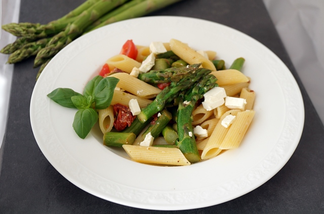 Penne mit grünen Spargel Tomaten